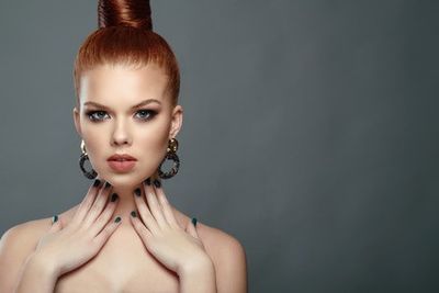 Rothaarige Sängerin | Mythos und Leidenschaft